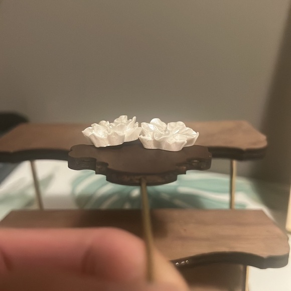 Cream Camellia Earrings in Resin - Picture 4 of 8